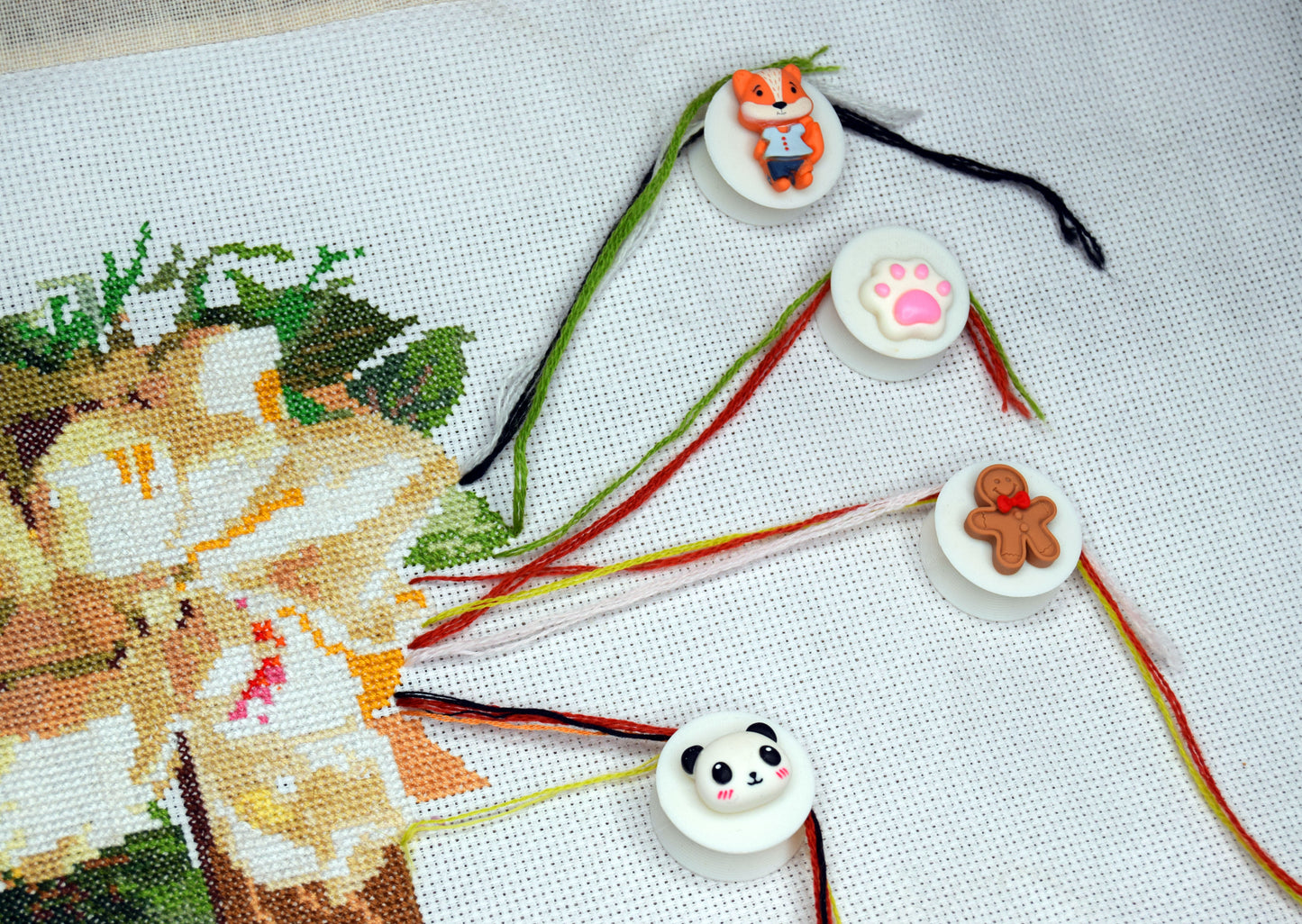 parking bobbins for cross stitching embroidery bobbins magnetic parking method cross stitch Magnetic clips for tightening floss Cross stitch parking bobbins for embroidery frame scroll rod qsnap hoop Tension clips thread catcher magnet dariamakes クロスステッチ刺繍ツール Kreuzstich-Stickerei vyšívání křížkovým stehem broderie au point de croix κέντημα με σταυροβελονιά ricamo a punto croce 크로스 스티치 자수 krustdūrienu izšūšana siuvinėjimas kryželiu bordado em ponto cruz