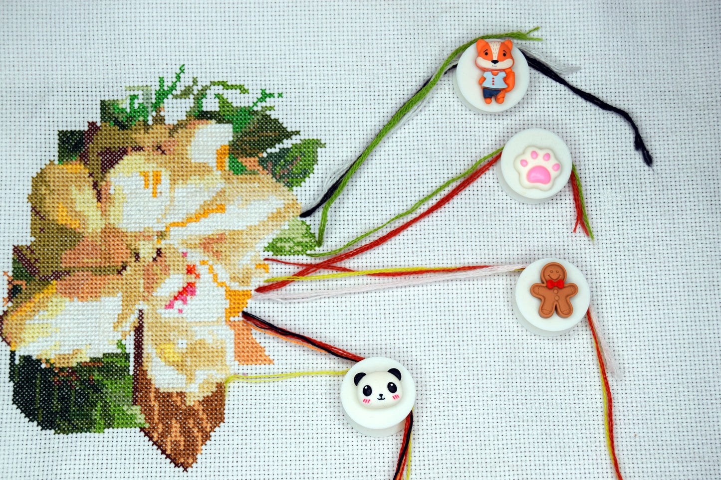 parking bobbins for cross stitching embroidery bobbins magnetic parking method cross stitch Magnetic clips for tightening floss Cross stitch parking bobbins for embroidery frame scroll rod qsnap hoop Tension clips thread catcher magnet dariamakes クロスステッチ刺繍ツール Kreuzstich-Stickerei vyšívání křížkovým stehem broderie au point de croix κέντημα με σταυροβελονιά ricamo a punto croce 크로스 스티치 자수 krustdūrienu izšūšana siuvinėjimas kryželiu bordado em ponto cruz