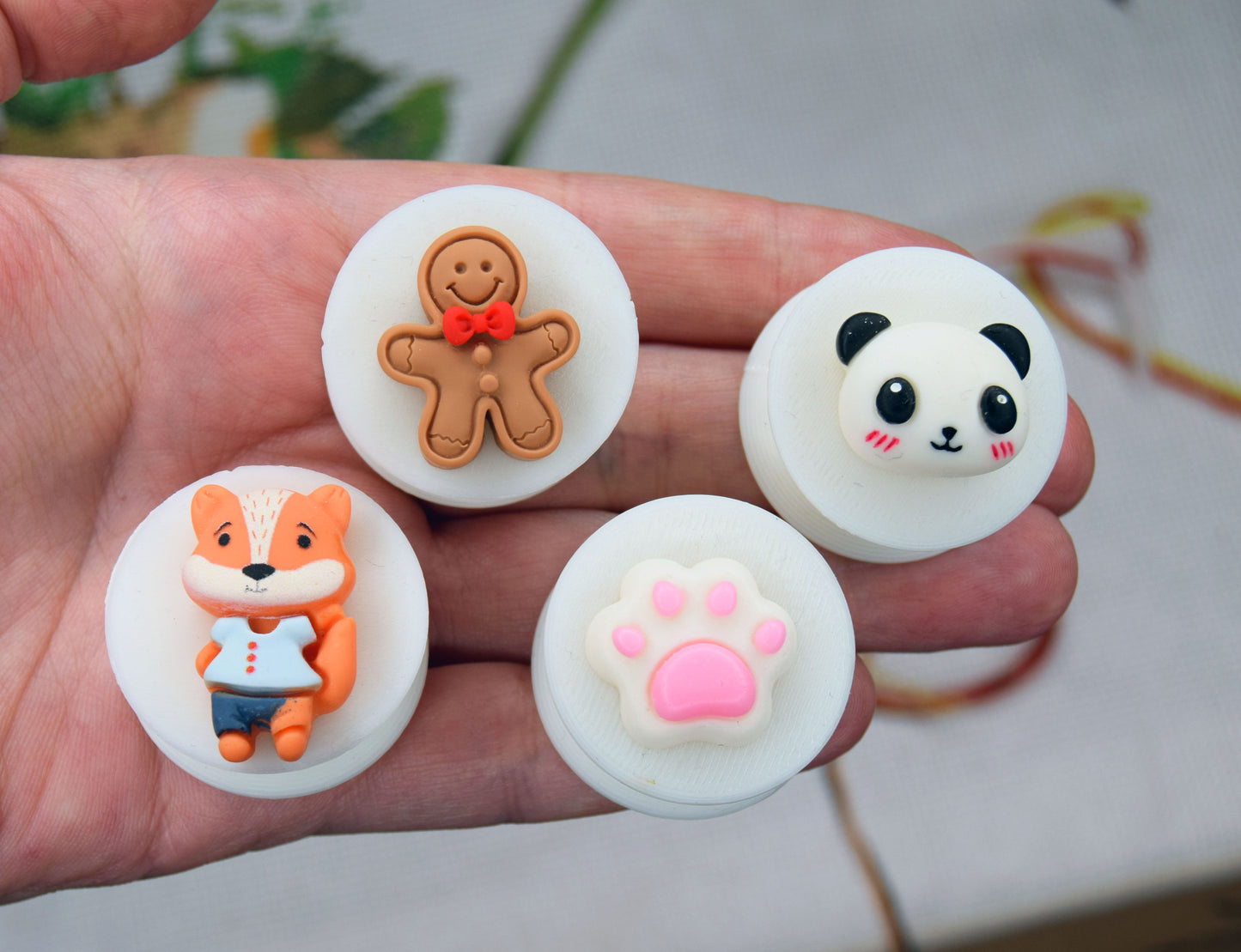 parking bobbins for cross stitching embroidery bobbins magnetic parking method cross stitch Magnetic clips for tightening floss Cross stitch parking bobbins for embroidery frame scroll rod qsnap hoop Tension clips thread catcher magnet クロスステッチ刺繍ツール Kreuzstich-Stickerei vyšívání křížkovým stehem broderie au point de croix κέντημα με σταυροβελονιά ricamo a punto croce 크로스 스티치 자수 krustdūrienu izšūšana siuvinėjimas kryželiu bordado em ponto cruz