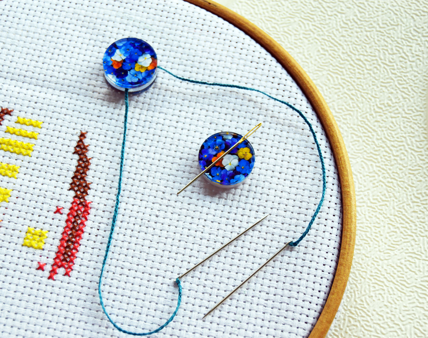 parking bobbins for cross stitching embroidery bobbins magnetic parking method cross stitch Magnetic clips for tightening floss Cross stitch parking bobbins for embroidery frame scroll rod qsnap hoop Tension clips thread catcher magnet dariamakes クロスステッチ刺繍ツール Kreuzstich-Stickerei vyšívání křížkovým stehem broderie au point de croix κέντημα με σταυροβελονιά ricamo a punto croce 크로스 스티치 자수 krustdūrienu izšūšana siuvinėjimas kryželiu bordado em ponto cruz