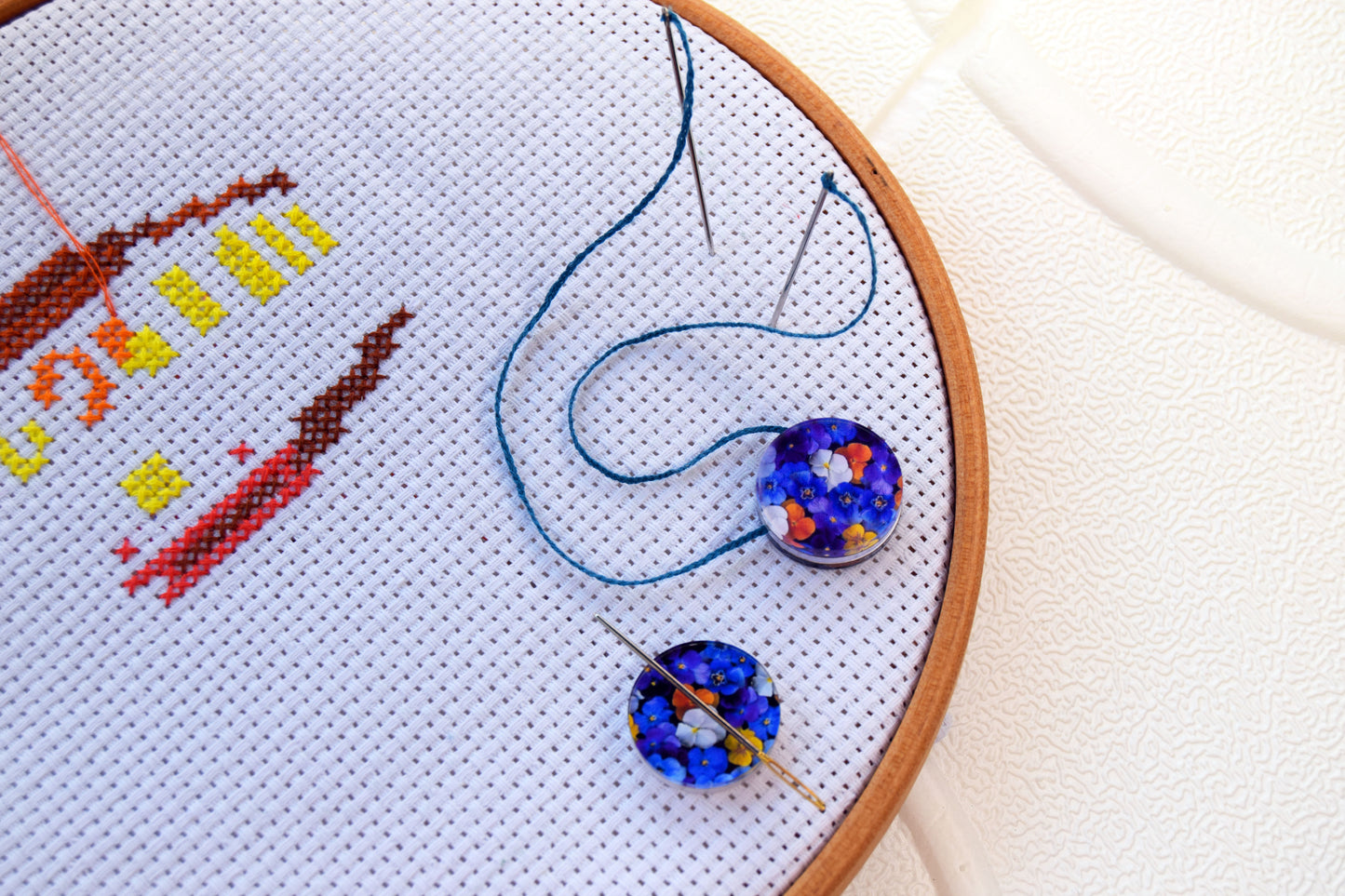 parking bobbins for cross stitching embroidery bobbins magnetic parking method cross stitch Magnetic clips for tightening floss Cross stitch parking bobbins for embroidery frame scroll rod qsnap hoop Tension clips thread catcher magnet dariamakes クロスステッチ刺繍ツール Kreuzstich-Stickerei vyšívání křížkovým stehem broderie au point de croix κέντημα με σταυροβελονιά ricamo a punto croce 크로스 스티치 자수 krustdūrienu izšūšana siuvinėjimas kryželiu bordado em ponto cruz