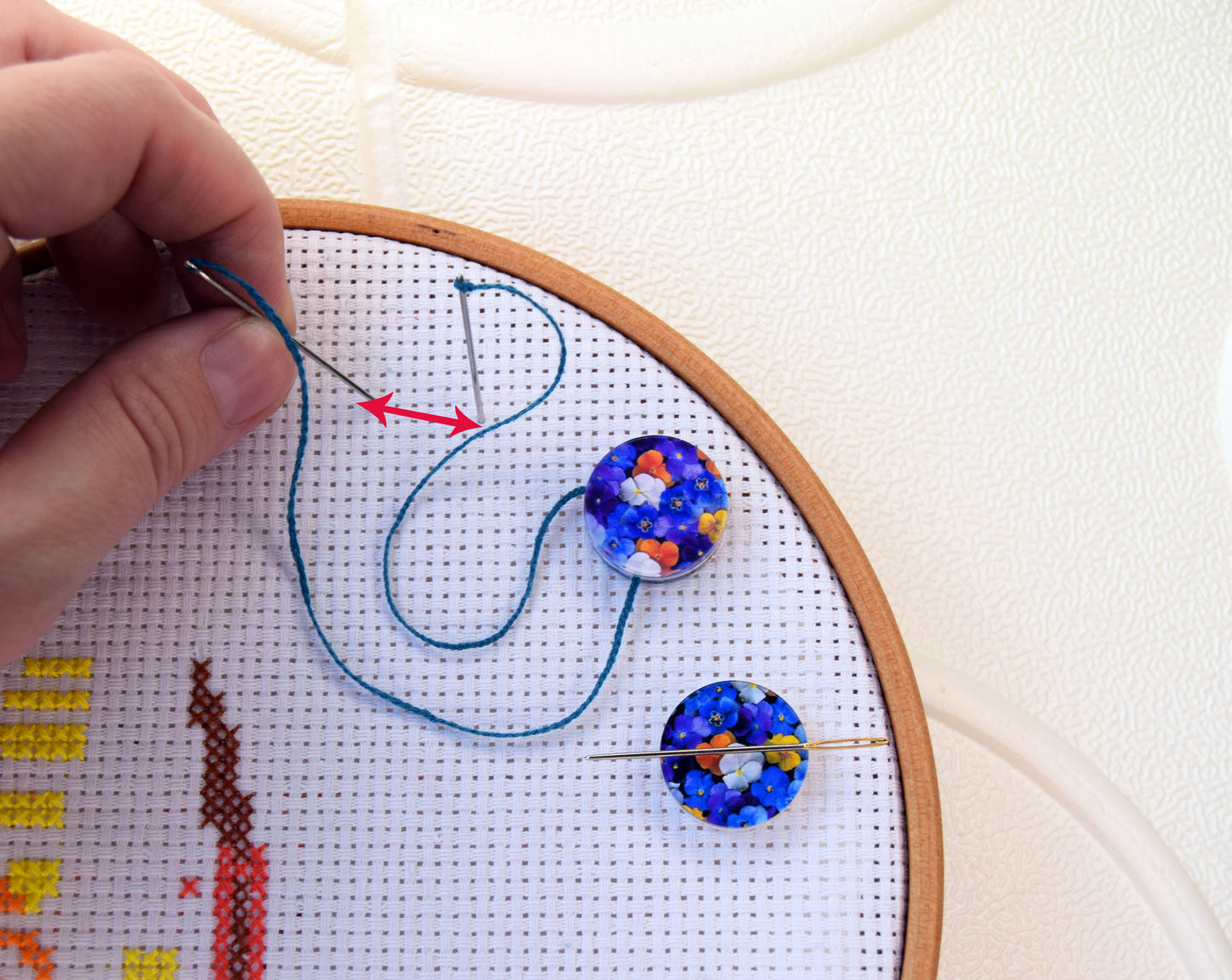 parking bobbins for cross stitching embroidery bobbins magnetic parking method cross stitch Magnetic clips for tightening floss Cross stitch parking bobbins for embroidery frame scroll rod qsnap hoop Tension clips thread catcher magnet dariamakes クロスステッチ刺繍ツール Kreuzstich-Stickerei vyšívání křížkovým stehem broderie au point de croix κέντημα με σταυροβελονιά ricamo a punto croce 크로스 스티치 자수 krustdūrienu izšūšana siuvinėjimas kryželiu bordado em ponto cruz