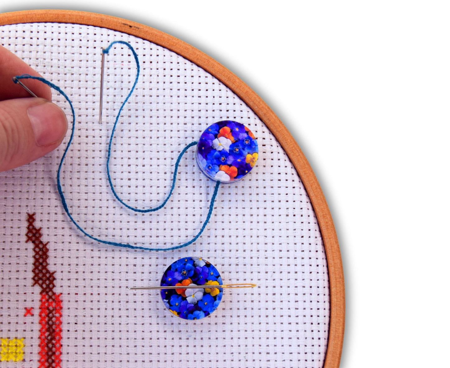 parking bobbins for cross stitching embroidery bobbins magnetic parking method cross stitch Magnetic clips for tightening floss Cross stitch parking bobbins for embroidery frame scroll rod qsnap hoop Tension clips thread catcher magnet dariamakes クロスステッチ刺繍ツール Kreuzstich-Stickerei vyšívání křížkovým stehem broderie au point de croix κέντημα με σταυροβελονιά ricamo a punto croce 크로스 스티치 자수 krustdūrienu izšūšana siuvinėjimas kryželiu bordado em ponto cruz