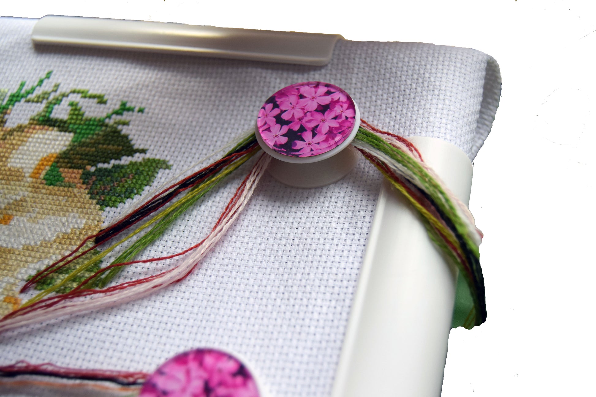 Parking bobbins for cross stitch Dariamakes