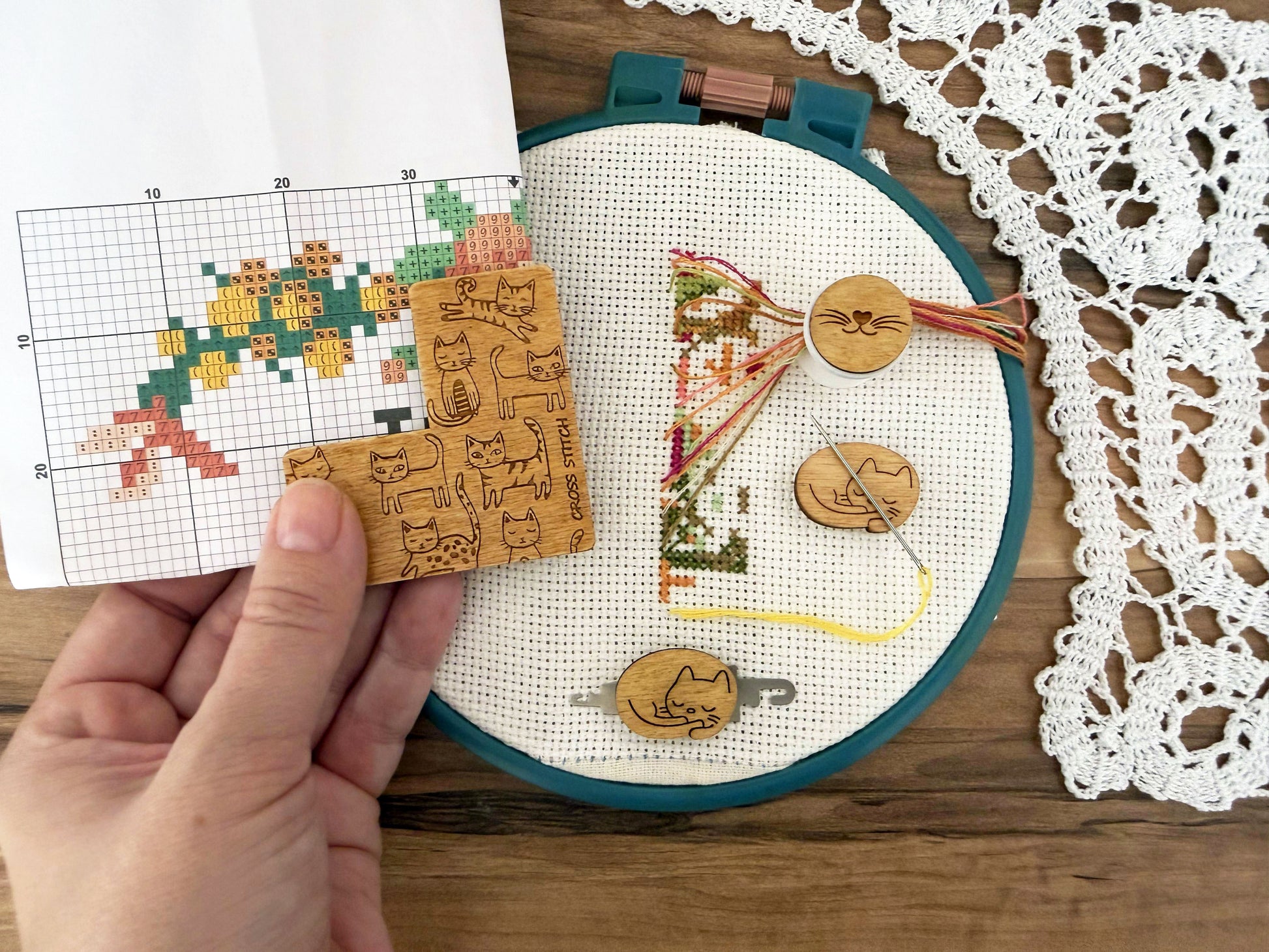 A charming and practical accessory set designed especially for cross stitch lovers. The “Curious Cat” set includes four essential tools that make stitching more comfortable, organized, and enjoyable. Each item is created with attention to detail and a cute kitten design that adds personality to your embroidery workspace Daria Makes
