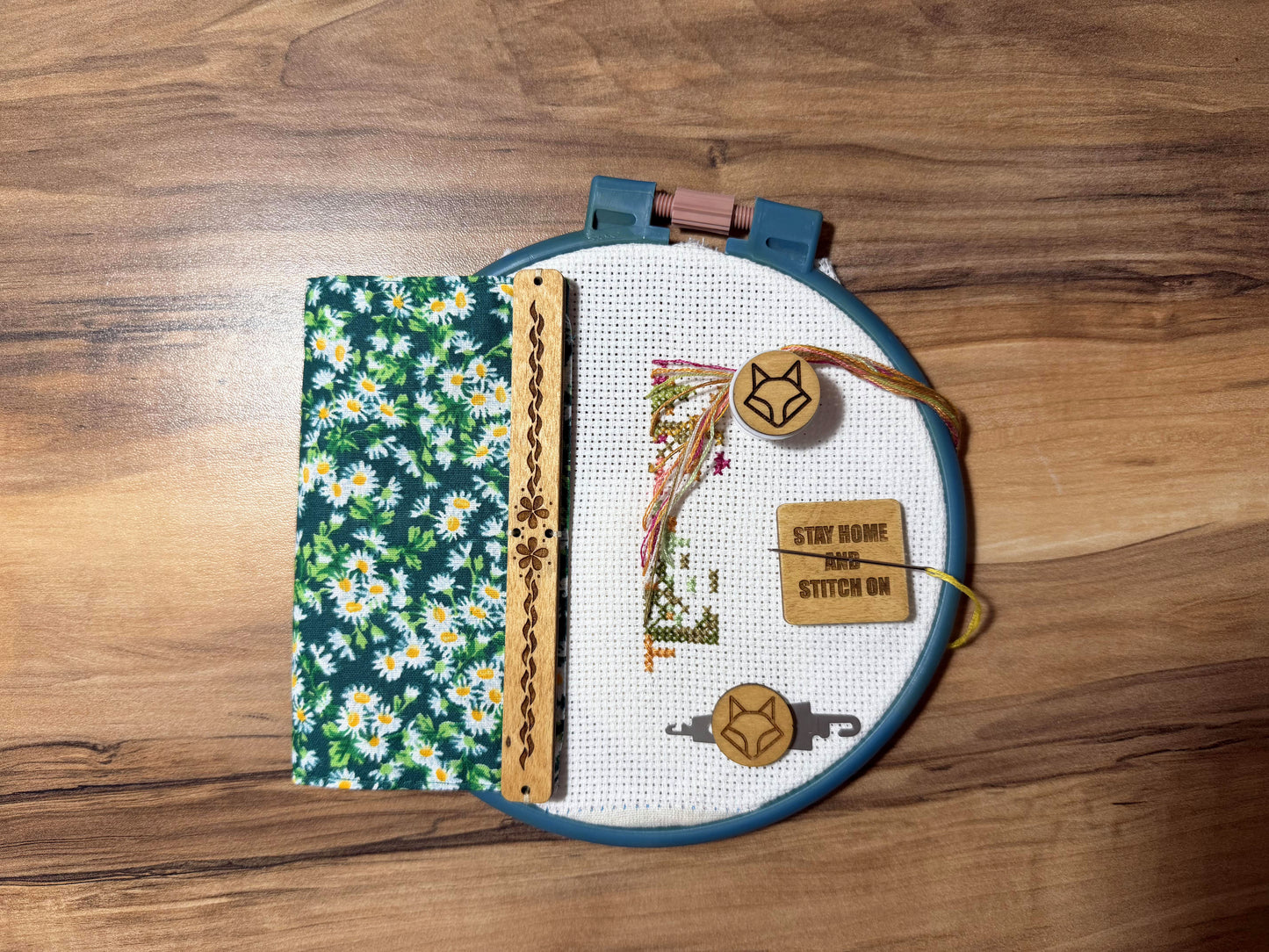 Cross Stitch Accessory set "Foxes & Daisies": Magnetic grime guard- Needle threader - Parking bobbin - Needle minder
