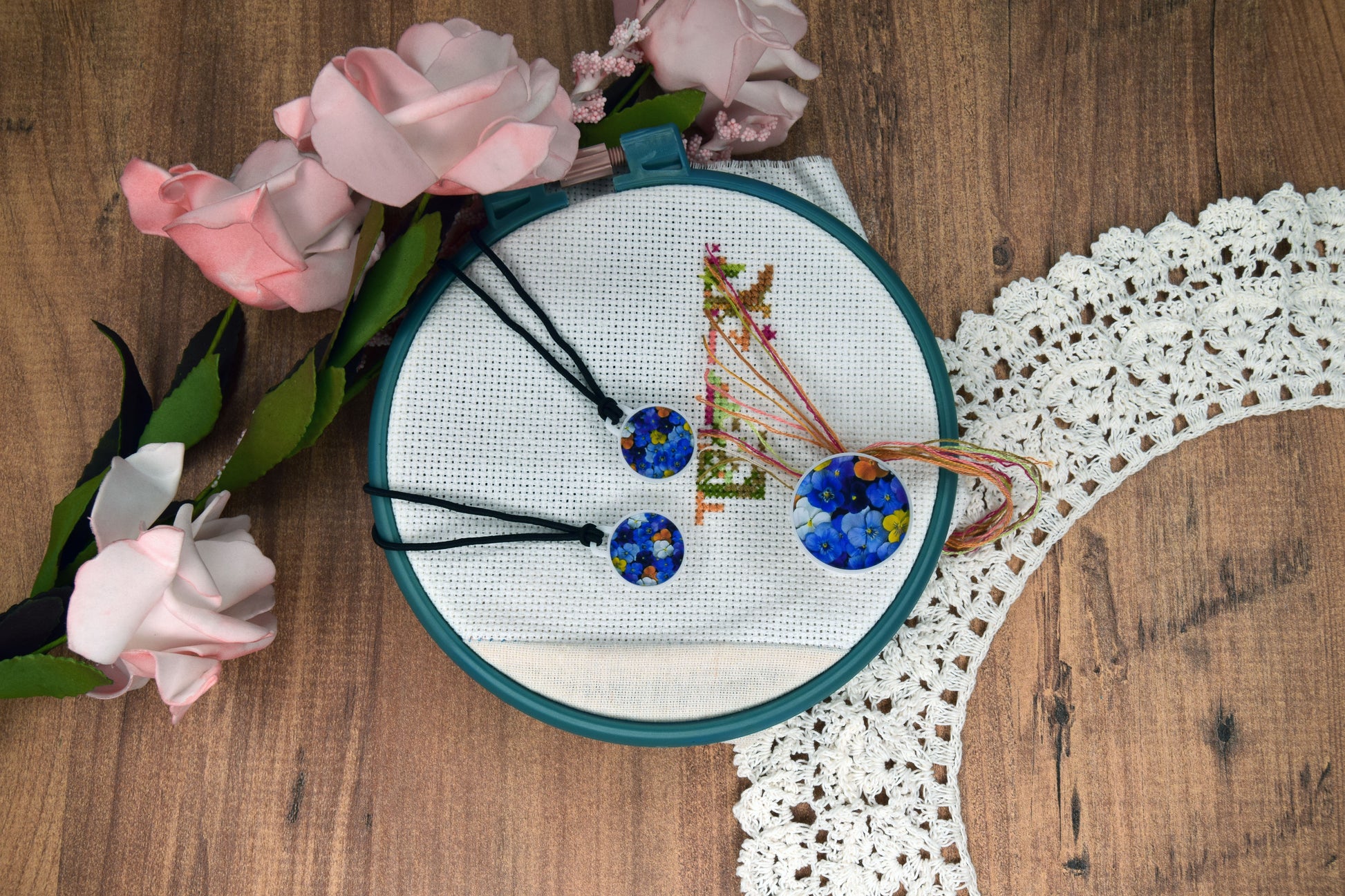 Embroidery accessory set by Daria Makes, including useful parking bobbins and magnetic holders for easy organization. Perfect for cross stitch and needlework lovers, this set helps keep your floss neat and your workspace tidy. A practical and thoughtful gift for crafters, suitable for beginners and experienced stitchers. Designed for comfort, convenience, and a smooth stitching experience.