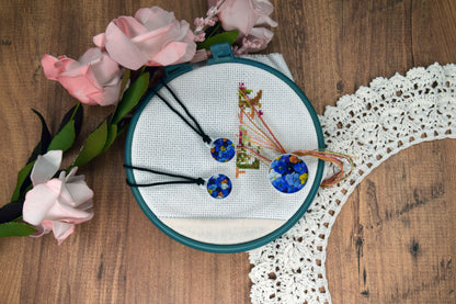 Embroidery accessory set by Daria Makes, including useful parking bobbins and magnetic holders for easy organization. Perfect for cross stitch and needlework lovers, this set helps keep your floss neat and your workspace tidy. A practical and thoughtful gift for crafters, suitable for beginners and experienced stitchers. Designed for comfort, convenience, and a smooth stitching experience.