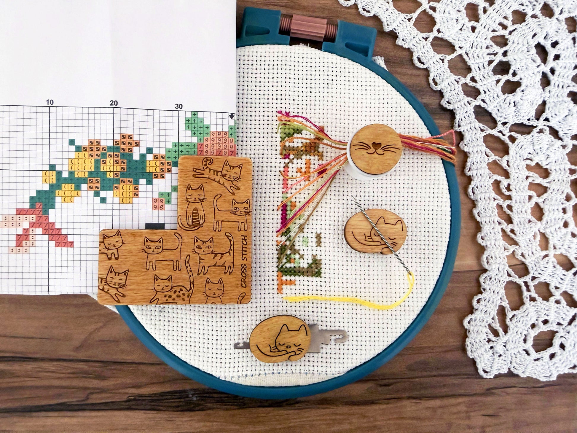 A charming and practical accessory set designed especially for cross stitch lovers. The “Curious Cat” set includes four essential tools that make stitching more comfortable, organized, and enjoyable. Each item is created with attention to detail and a cute kitten design that adds personality to your embroidery workspace