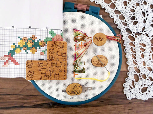 A charming and practical accessory set designed especially for cross stitch lovers. The “Curious Cat” set includes four essential tools that make stitching more comfortable, organized, and enjoyable. Each item is created with attention to detail and a cute kitten design that adds personality to your embroidery workspace