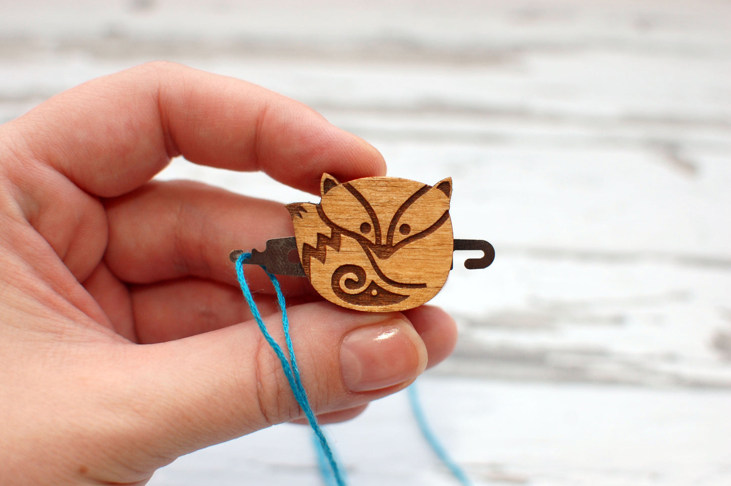 English: needle threader for cross stitch and embroidery
Spanish: enhebrador de agujas para punto de cruz y bordado
French: enfile-aiguille pour point de croix et broderie
German: Nadeleinfädler für Kreuzstich und Stickerei