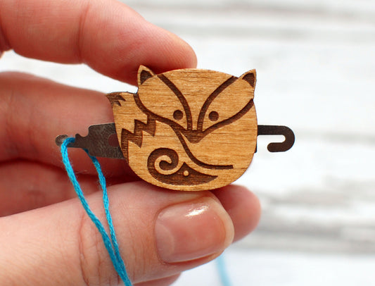 English: needle threader for cross stitch and embroidery
Spanish: enhebrador de agujas para punto de cruz y bordado
French: enfile-aiguille pour point de croix et broderie
German: Nadeleinfädler für Kreuzstich und Stickerei