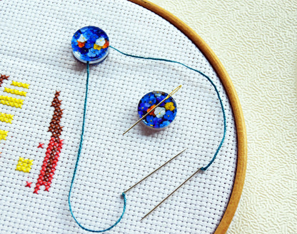 parking bobbins for cross stitching embroidery bobbins magnetic parking method cross stitch Magnetic clips for tightening floss Cross stitch parking bobbins for embroidery frame scroll rod qsnap hoop Tension clips thread catcher magnet dariamakes クロスステッチ刺繍ツール Kreuzstich-Stickerei vyšívání křížkovým stehem broderie au point de croix κέντημα με σταυροβελονιά  ricamo a punto croce 크로스 스티치 자수  krustdūrienu izšūšana siuvinėjimas kryželiu bordado em ponto cruz