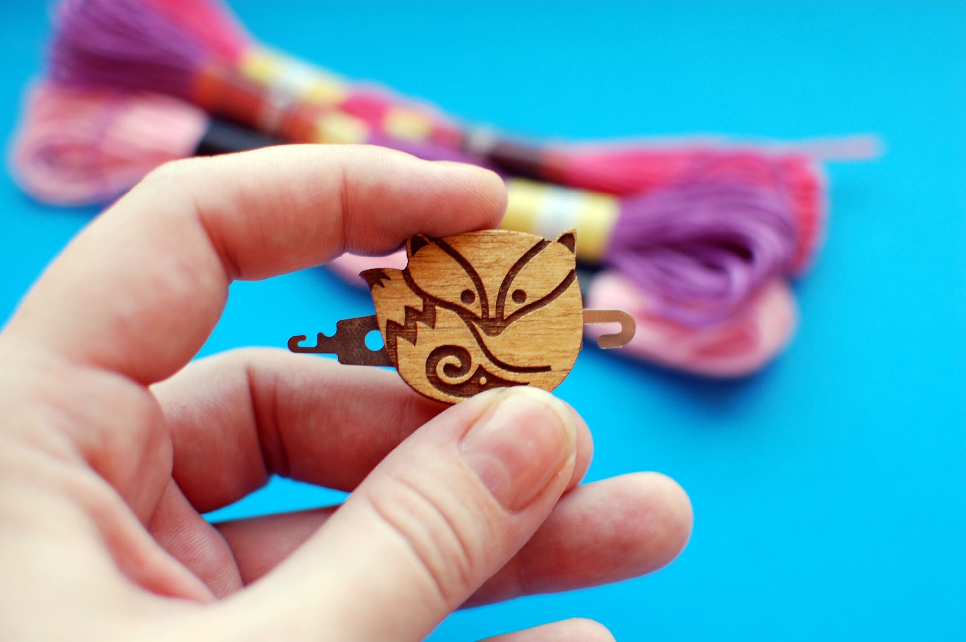 English: needle threader for cross stitch and embroidery
Spanish: enhebrador de agujas para punto de cruz y bordado
French: enfile-aiguille pour point de croix et broderie
German: Nadeleinfädler für Kreuzstich und Stickerei