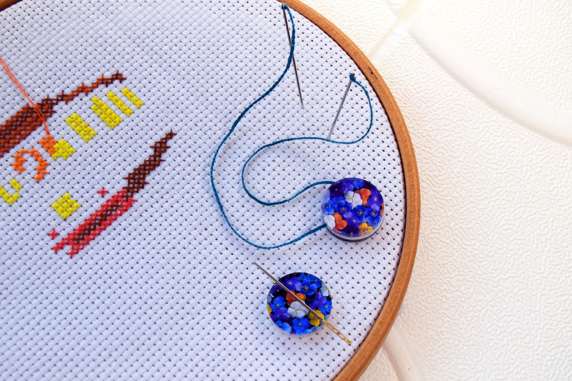 parking bobbins for cross stitching embroidery bobbins magnetic parking method cross stitch Magnetic clips for tightening floss Cross stitch parking bobbins for embroidery frame scroll rod qsnap hoop Tension clips thread catcher magnet dariamakes クロスステッチ刺繍ツール Kreuzstich-Stickerei vyšívání křížkovým stehem broderie au point de croix κέντημα με σταυροβελονιά  ricamo a punto croce 크로스 스티치 자수  krustdūrienu izšūšana siuvinėjimas kryželiu bordado em ponto cruz