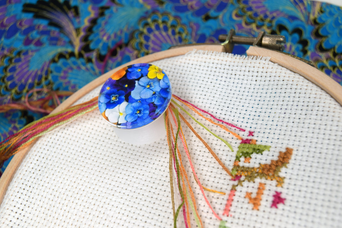 Parking bobbin for cross stitch dariamakes