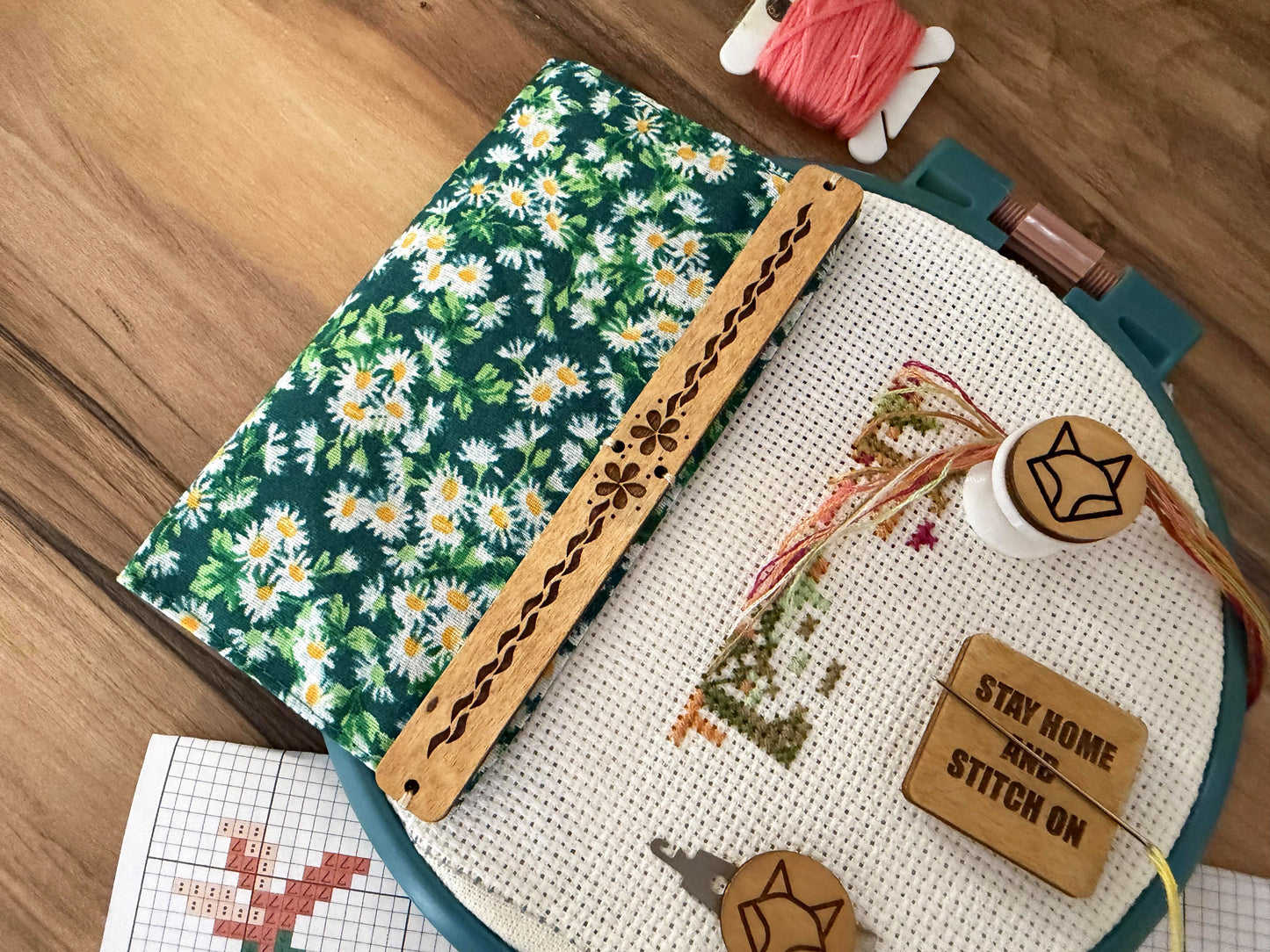 Cross Stitch Accessory set "Foxes & Daisies": Magnetic grime guard- Needle threader - Parking bobbin - Needle minder