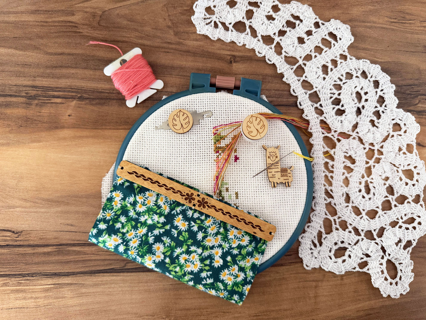Daria Makes Cross Stitch Accessory set "Llama & Wildflowers": Magnetic grime guard - Needle threader - Parking bobbin - Needle minder Gift for mother Flosstube