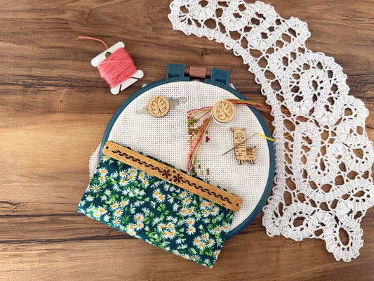 Daria Makes Cross Stitch Accessory set "Llama & Wildflowers": Magnetic grime guard - Needle threader - Parking bobbin - Needle minder Gift for mother Flosstube