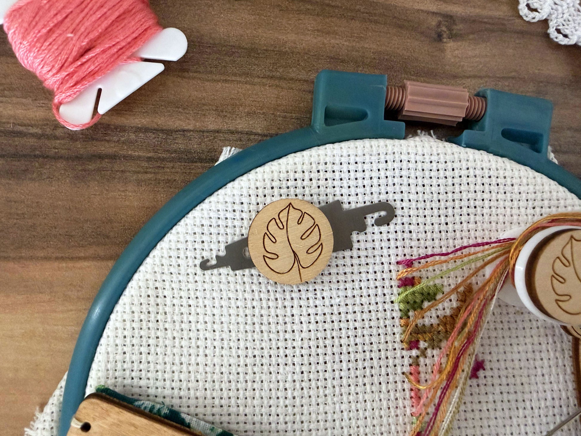 Daria Makes Cross Stitch Accessory set "Llama & Wildflowers": Magnetic grime guard - Needle threader - Parking bobbin - Needle minder Gift for mother Flosstube