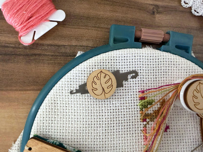 Daria Makes Cross Stitch Accessory set "Llama & Wildflowers": Magnetic grime guard - Needle threader - Parking bobbin - Needle minder Gift for mother Flosstube