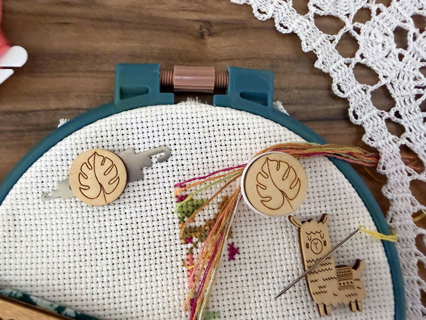 Daria Makes Cross Stitch Accessory set "Llama & Wildflowers": Magnetic grime guard - Needle threader - Parking bobbin - Needle minder Gift for mother Flosstube