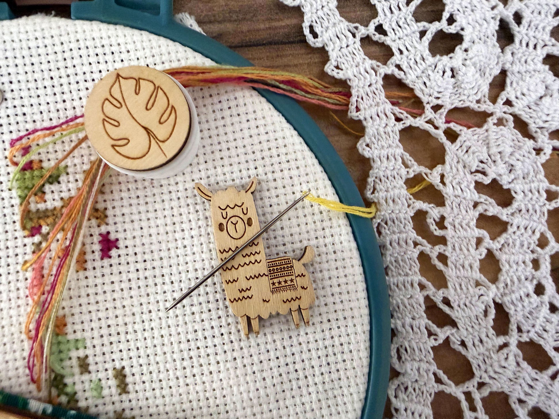 Daria Makes Cross Stitch Accessory set "Llama & Wildflowers": Magnetic grime guard - Needle threader - Parking bobbin - Needle minder Gift for mother Flosstube