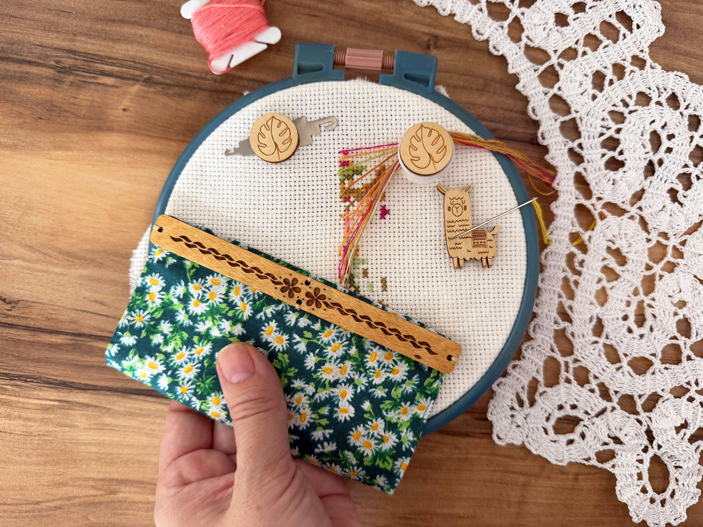 Daria Makes Cross Stitch Accessory set "Llama & Wildflowers": Magnetic grime guard - Needle threader - Parking bobbin - Needle minder Gift for mother Flosstube