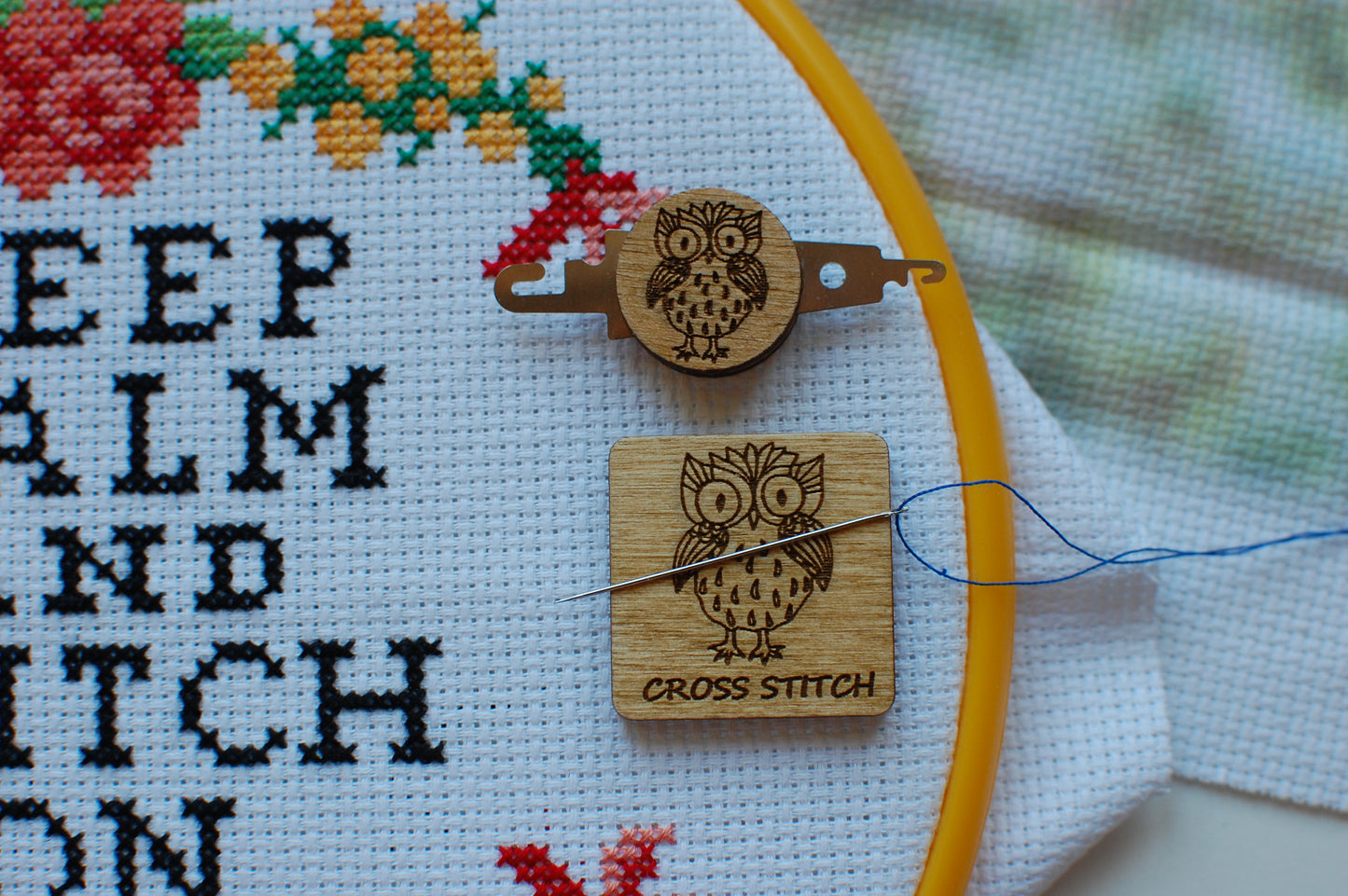 Needle threader and needle minder cross stitch Enhebrador y guardaagujas para punto de cruz