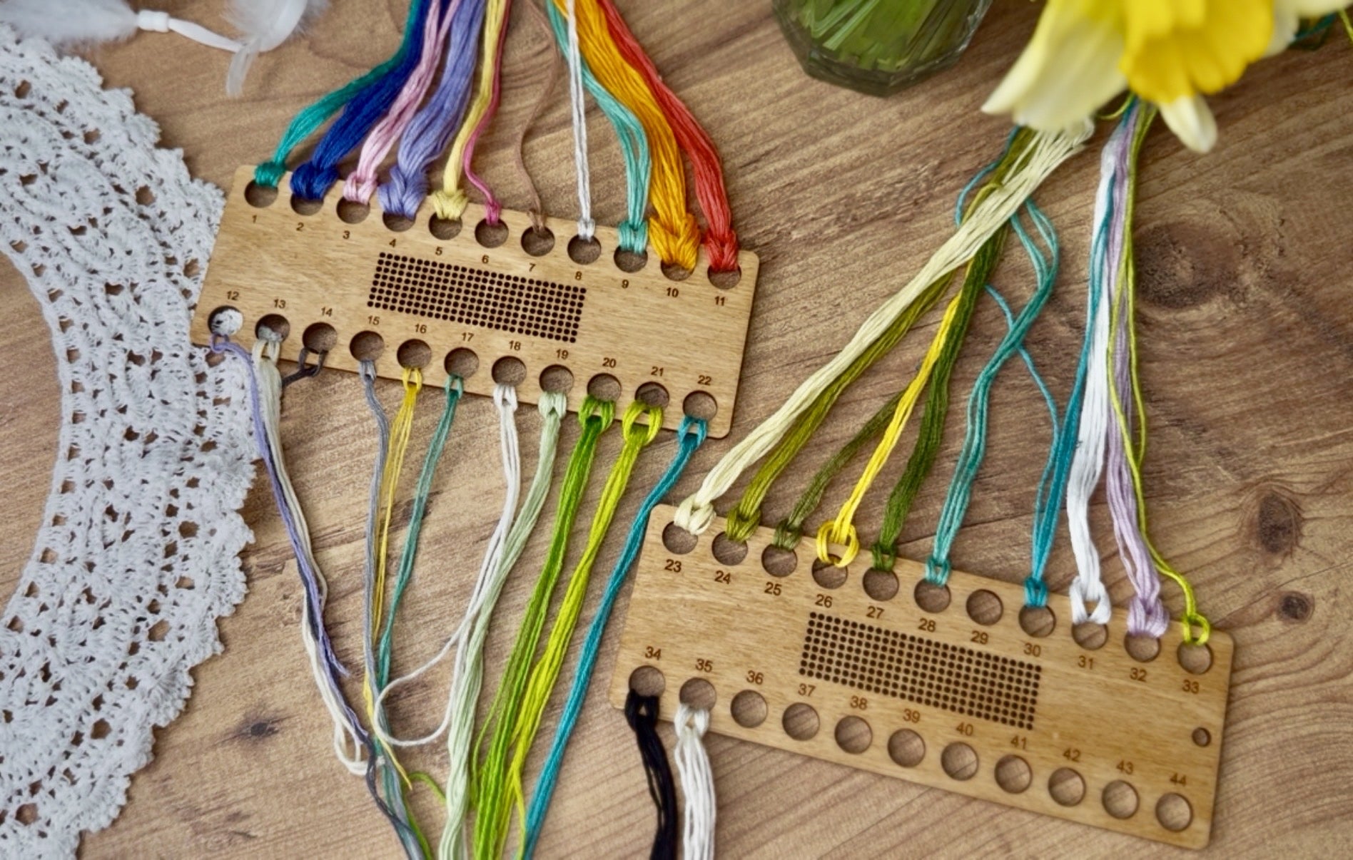 Organizador de hilos para punto de cruz para proyectos grandes (44 colores): soporte de hilo de madera, herramienta de bordado (juego de 2) – Daria Makes