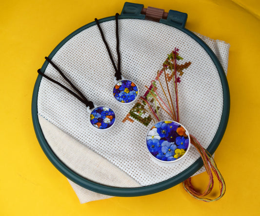 Embroidery accessory set by Daria Makes, including useful parking bobbins and magnetic holders for easy organization. Perfect for cross stitch and needlework lovers, this set helps keep your floss neat and your workspace tidy. A practical and thoughtful gift for crafters, suitable for beginners and experienced stitchers. Designed for comfort, convenience, and a smooth stitching experience.