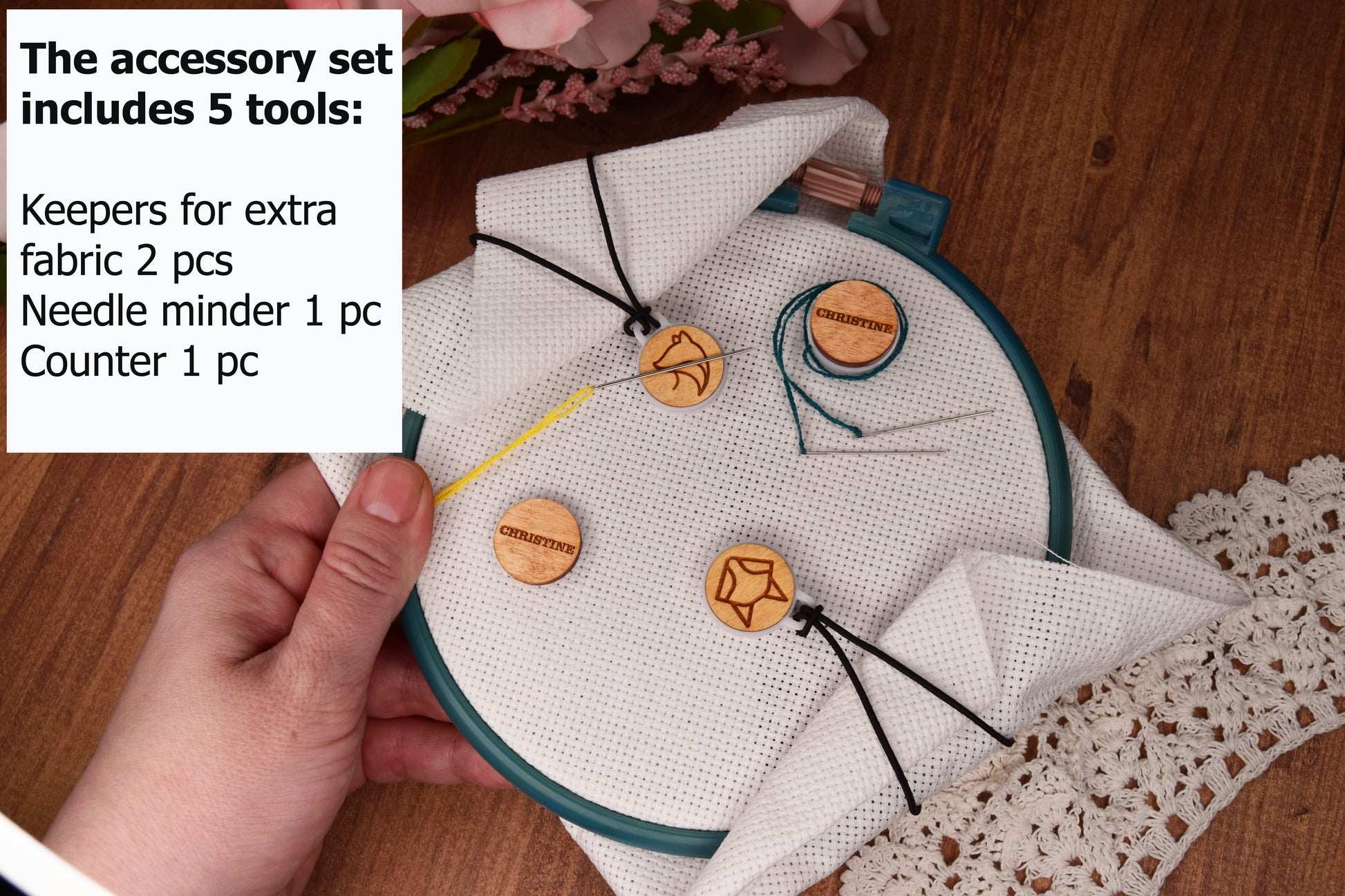Embroidery accessory set by Daria Makes featuring practical parking bobbins and magnetic holders to keep your threads organized and easy to use. Ideal for cross stitch and needlework enthusiasts, it helps maintain a clean, tidy workspace. A great gift for both beginners and experienced crafters, combining functionality with a smooth and enjoyable stitching process