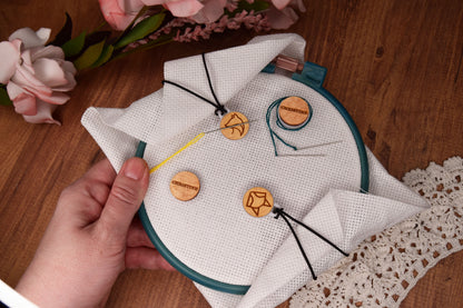 Embroidery accessory set by Daria Makes featuring practical parking bobbins and magnetic holders to keep your threads organized and easy to use. Ideal for cross stitch and needlework enthusiasts, it helps maintain a clean, tidy workspace. A great gift for both beginners and experienced crafters, combining functionality with a smooth and enjoyable stitching process