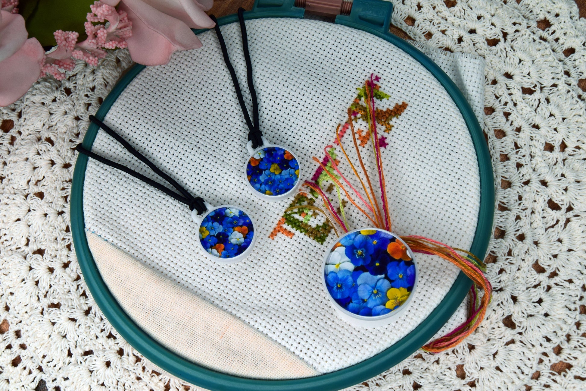 Embroidery accessory set by Daria Makes, including useful parking bobbins and magnetic holders for easy organization. Perfect for cross stitch and needlework lovers, this set helps keep your floss neat and your workspace tidy. A practical and thoughtful gift for crafters, suitable for beginners and experienced stitchers. Designed for comfort, convenience, and a smooth stitching experience.