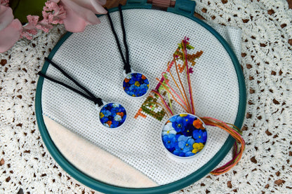 Embroidery accessory set by Daria Makes, including useful parking bobbins and magnetic holders for easy organization. Perfect for cross stitch and needlework lovers, this set helps keep your floss neat and your workspace tidy. A practical and thoughtful gift for crafters, suitable for beginners and experienced stitchers. Designed for comfort, convenience, and a smooth stitching experience.