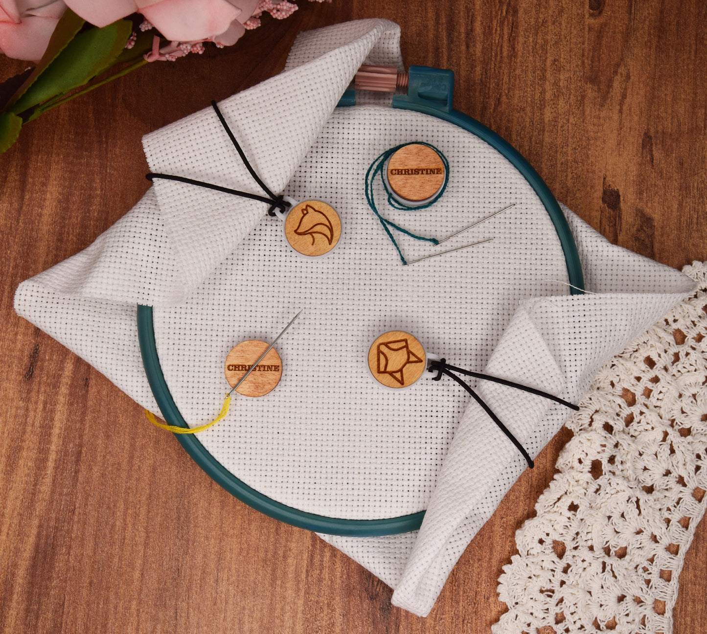 Embroidery accessory set by Daria Makes featuring practical parking bobbins and magnetic holders to keep your threads organized and easy to use. Ideal for cross stitch and needlework enthusiasts, it helps maintain a clean, tidy workspace. A great gift for both beginners and experienced crafters, combining functionality with a smooth and enjoyable stitching process