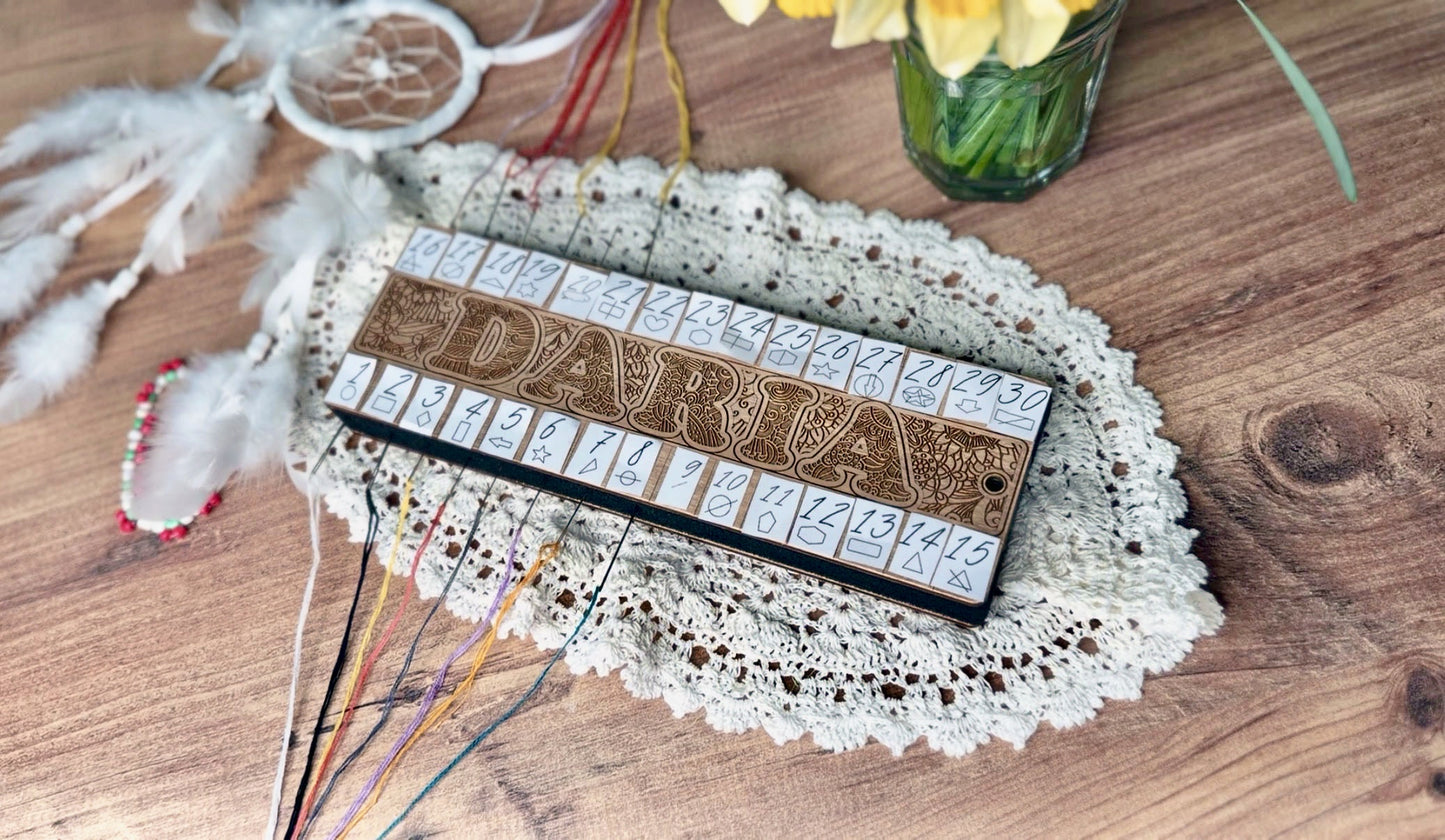 Holz Stickgarn Organizer für Kreuzstich mit mehreren Löchern zur Aufbewahrung von Stickgarn. Praktischer Kreuzstich Garnhalter hilft dabei, Stickfäden ordentlich zu sortieren und während des Stickens griffbereit zu halten. Perfektes Zubehör für Kreuzstich, Handstickerei und DIY-Stickprojekte.

Kreuzstich Garn Organizer aus Holz für die übersichtliche Aufbewahrung von Stickgarn. Ideal für Stickerinnen und Handarbeitsliebhaber, die ihre Fäden nach Farben organisieren möchten. Nützliches Werkzeug für Kreuzstic