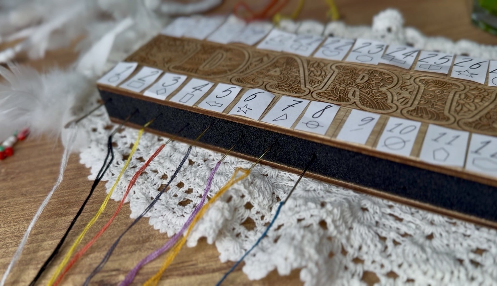 Organisateur de fils en bois pour point de croix avec plusieurs trous pour ranger les fils à broder. Cet organisateur de fils pour broderie permet de garder les fils bien séparés et faciles à utiliser pendant le travail. Accessoire pratique pour la broderie et les projets de point de croix.

Support de fils pour point de croix en bois, idéal pour organiser les fils de différentes couleurs. Parfait pour les amateurs de broderie et d’artisanat qui souhaitent garder leurs fils bien rangés. Outil utile pour kit