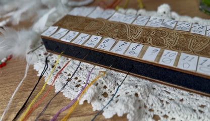 Organisateur de fils en bois pour point de croix avec plusieurs trous pour ranger les fils à broder. Cet organisateur de fils pour broderie permet de garder les fils bien séparés et faciles à utiliser pendant le travail. Accessoire pratique pour la broderie et les projets de point de croix.

Support de fils pour point de croix en bois, idéal pour organiser les fils de différentes couleurs. Parfait pour les amateurs de broderie et d’artisanat qui souhaitent garder leurs fils bien rangés. Outil utile pour kit