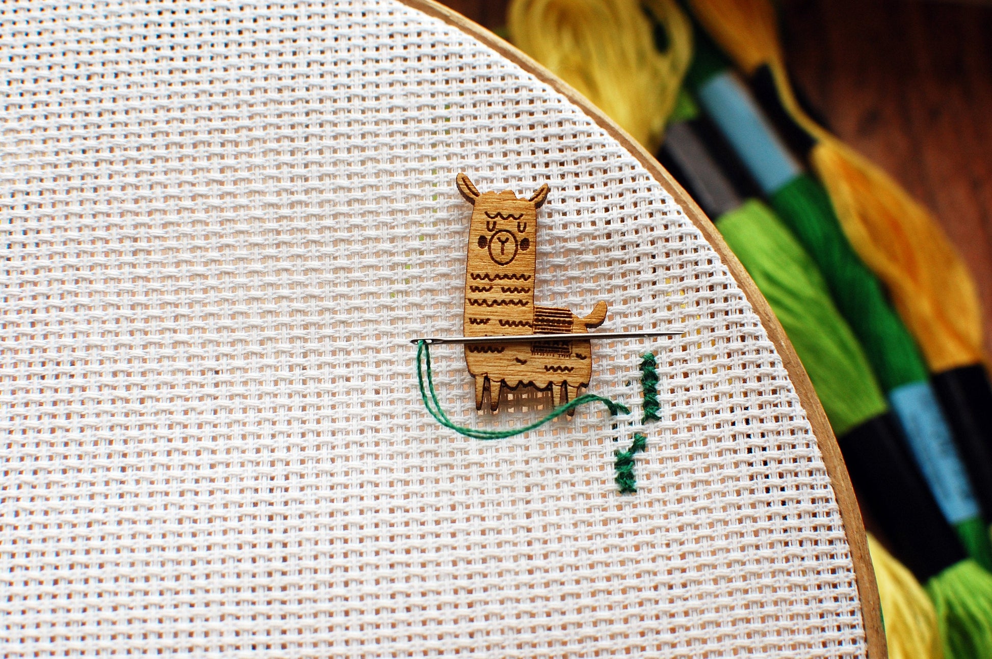 Needle keeper llama Dariamakes