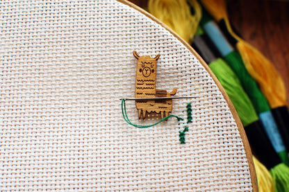 Needle keeper llama Dariamakes