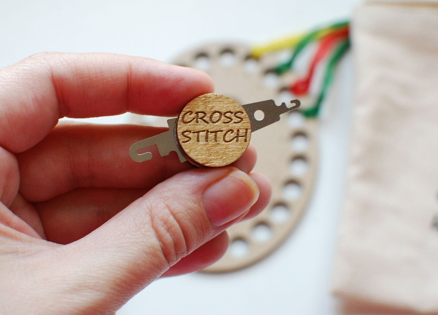 English: needle threader for cross stitch and embroidery
Spanish: enhebrador de agujas para punto de cruz y bordado
French: enfile-aiguille pour point de croix et broderie
German: Nadeleinfädler für Kreuzstich und Stickerei