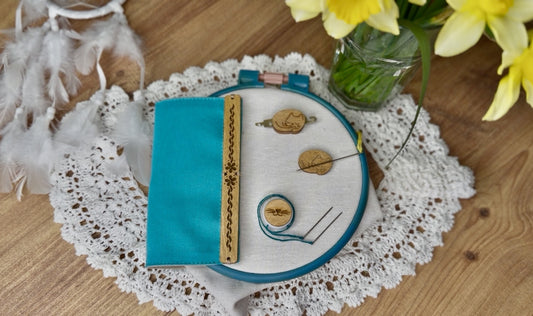 Set de accesorios para punto de cruz con temática de gatito de Daria Makes: grime guard, enhebrador de agujas, thread hopper y imán para agujas