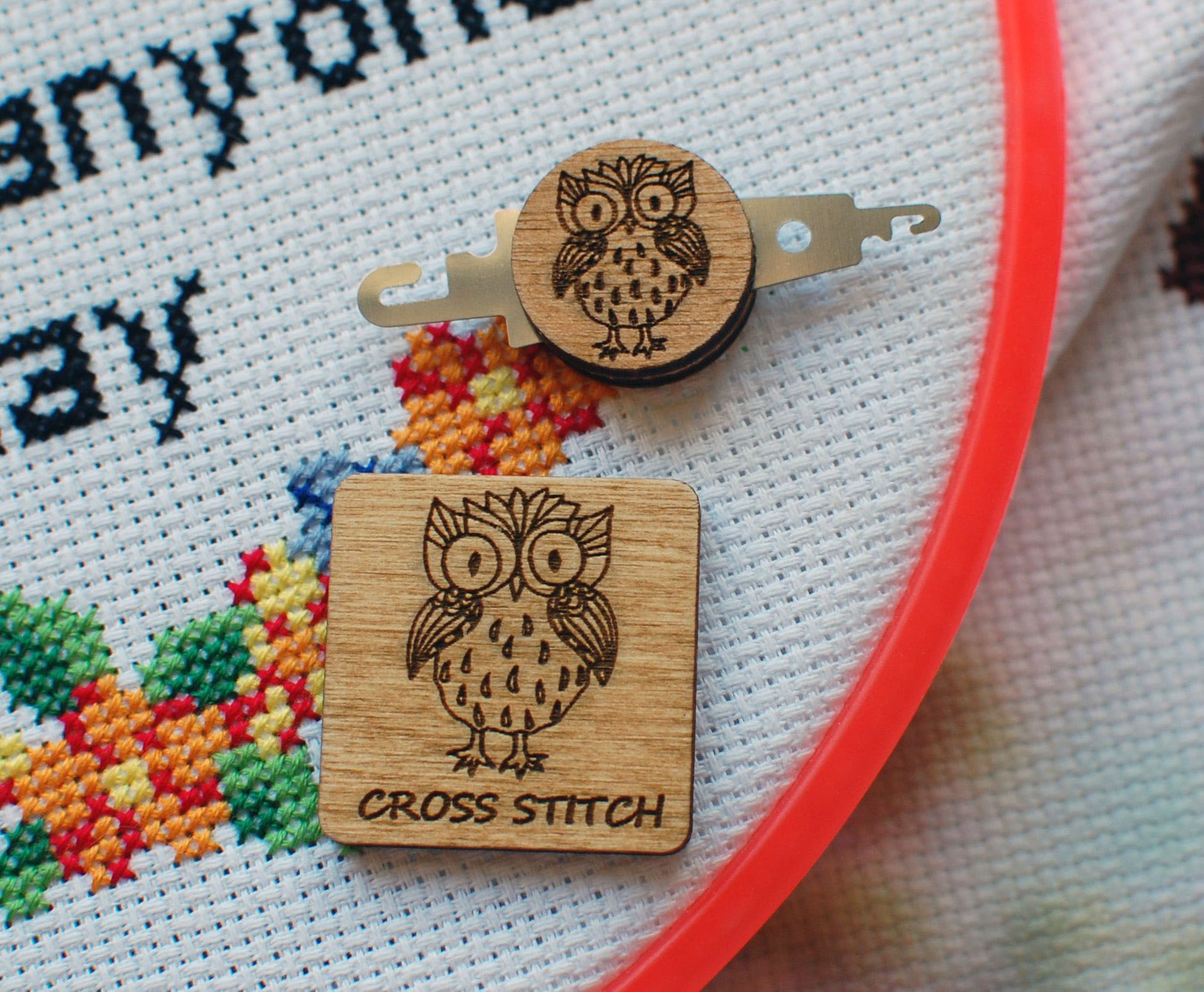 Needle threader and needle minder cross stitch Enhebrador y guardaagujas para punto de cruz