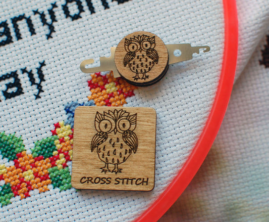 Needle threader and needle minder cross stitch Enhebrador y guardaagujas para punto de cruz