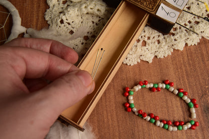 Organisateur de fils en bois pour point de croix avec plusieurs trous pour ranger les fils à broder. Cet organisateur de fils pour broderie permet de garder les fils bien séparés et faciles à utiliser pendant le travail. Accessoire pratique pour la broderie et les projets de point de croix.

Support de fils pour point de croix en bois, idéal pour organiser les fils de différentes couleurs. Parfait pour les amateurs de broderie et d’artisanat qui souhaitent garder leurs fils bien rangés. Outil utile pour kit