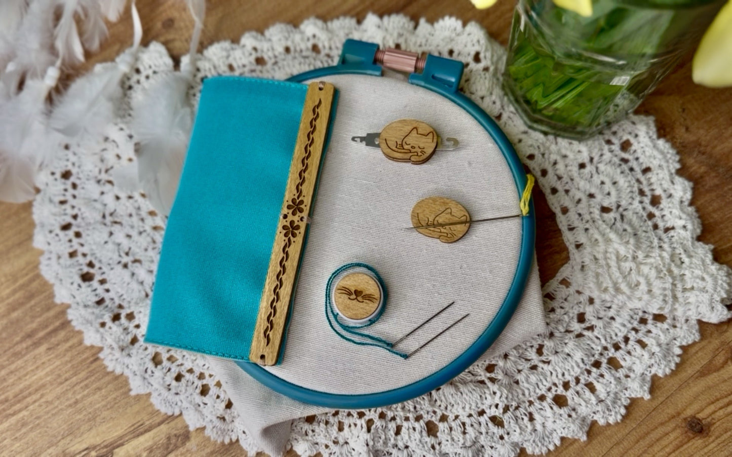 Kreuzstich-Zubehörset „Kätzchen“ von Daria Makes: Grime Guard, Nadeleinfädler, Thread Hopper und Nadelmagnet