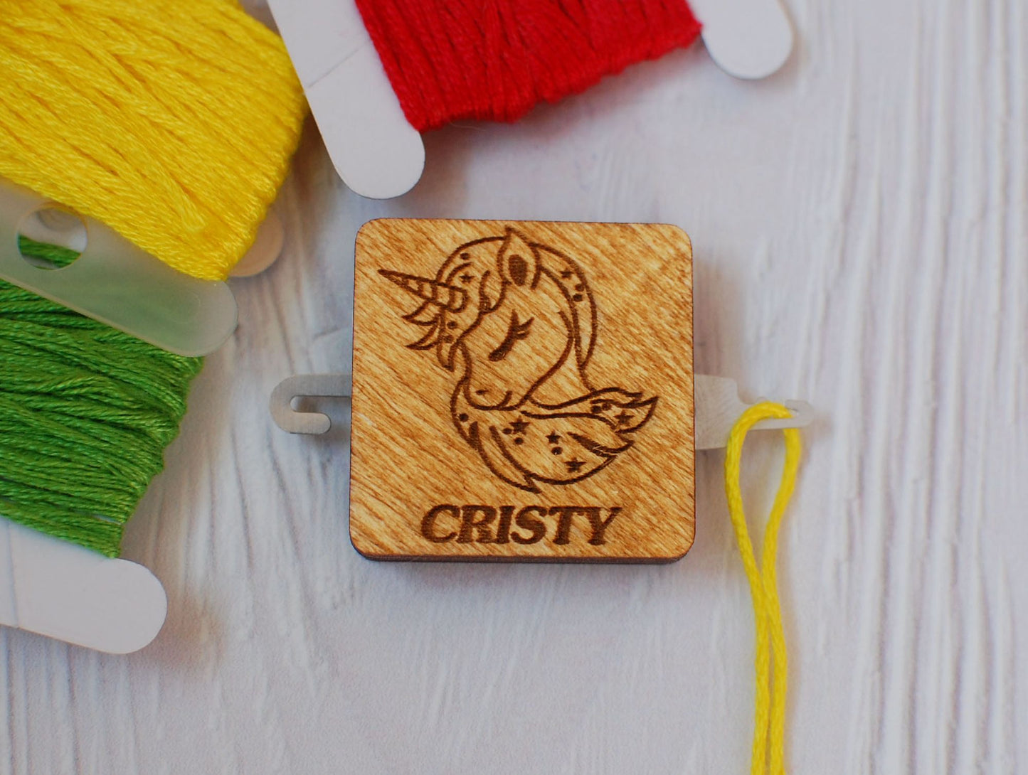 ¡Una pequeña y práctica herramienta que marca la diferencia en tu experiencia de costura!
Enhebrador de agujas (1 unidad)  Needle threader dariamakes