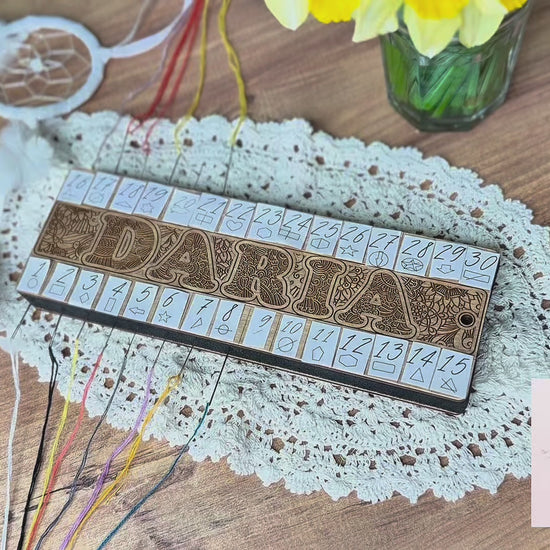 Organizador de hilos de madera para punto de cruz con múltiples agujeros para ordenar los hilos de bordado. Este organizador de hilos para punto de cruz mantiene los hilos separados y fáciles de usar durante el bordado. Accesorio práctico para bordado a mano y proyectos de punto de cruz.

Porta hilos para bordado punto de cruz hecho de madera, ideal para organizar hilos de diferentes colores. Perfecto para amantes del bordado y manualidades que desean mantener sus materiales ordenados. Herramienta útil para