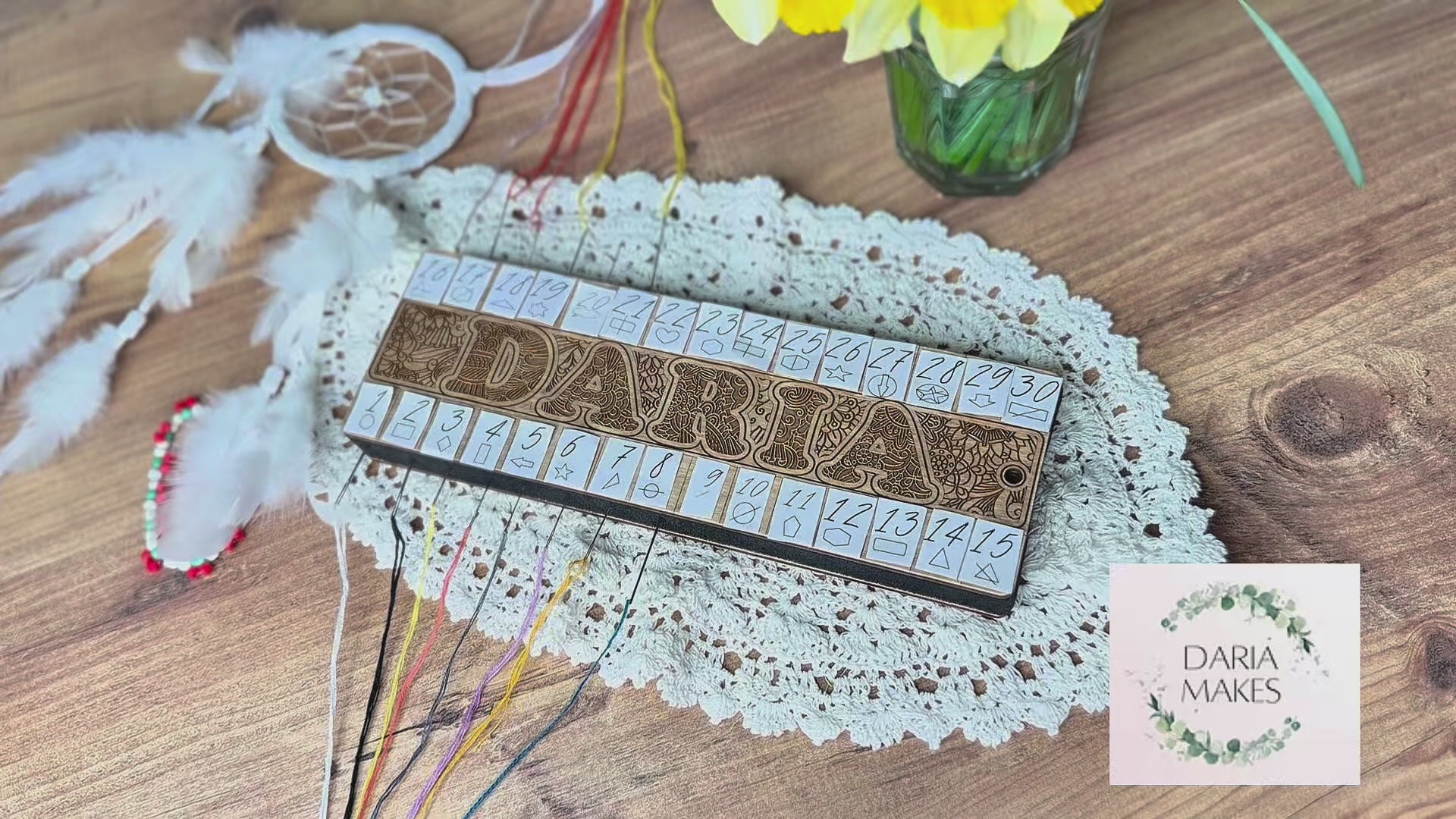 Organizador de hilos de madera para punto de cruz con múltiples agujeros para ordenar los hilos de bordado. Este organizador de hilos para punto de cruz mantiene los hilos separados y fáciles de usar durante el bordado. Accesorio práctico para bordado a mano y proyectos de punto de cruz.

Porta hilos para bordado punto de cruz hecho de madera, ideal para organizar hilos de diferentes colores. Perfecto para amantes del bordado y manualidades que desean mantener sus materiales ordenados. Herramienta útil para